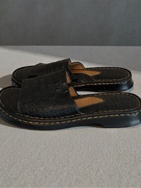 Børn Black Croc Embossed Leather Comfort Slide Sandals - Women's 9